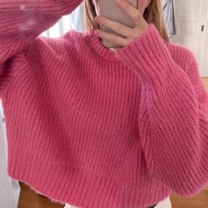 Fin rosa mysig stickad tröja! Använd några gånger, bra skick🫶🏼🫶🏼(första bilden visar färgen bäst)