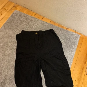 Svarta Linnebyxor  - Svarta linnebyxor med pressveck💞 Jättefint skick 💗 Storlek 40 men små i storlek, passade mig när jag hade 36💞 Kan skickas🌸