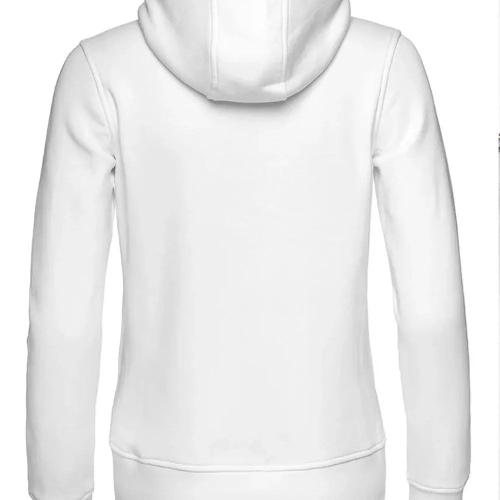 Säljer min vita sail racing hoodie som jag fick i julklapp. Säljer den pga att den aldrig kom till den användning som jag trodde så den har bara varit i min garderob. Kom privat för fler bilder, och priser kan diskuteras💗. Hoodies.