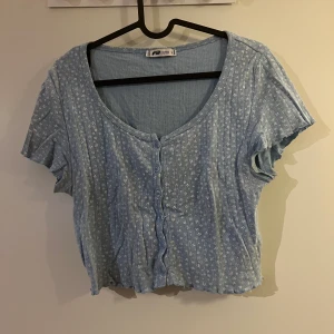Blommig topp - Ljusblå blommig topp. Fint skick