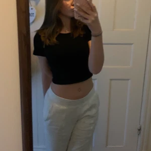 Låga mjukisbyxor  - Köpte ett par låga mjukisbyxor på h&m för någon dag sedan💞 säljer då jag inte gillar hur det sitter på mig. Köpta för 200kr men kan tänka mig 200 inkl. Frakt🤍