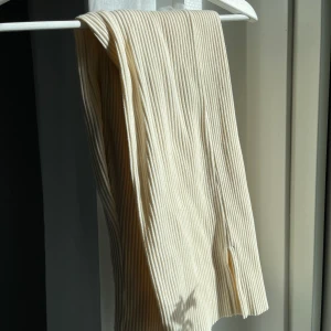 Mjukisbyxor med slits - Så fina ribbade mjukisbyxor med slits. Bilder på kan skickas vid önskemål!🤍 aldrig använd.