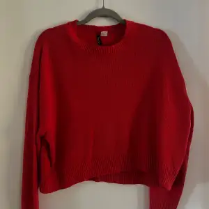 En perfekt stickad tröja från Hm, knappt använd! Säljer då jag har för många stickade tröjor 💕 den är i bra skick. Den är röd och i storlek M, och den är normal i storleken. Pris kan alltid diskuteras🥰 skriv för mer info och fler bilder!