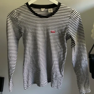 Långärmad tröja - Jätte fin randig tröja från Levis i storlek XS, hyfsat använda och i fint skick. 150kr plus frakt