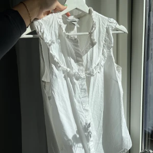 Perfekta kontorsblusen - Perfekt att ha under kavajer!