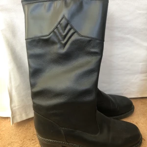 Stövlar i nyskick💕 - Bara använda en gång! Säljer pga har för många skor😅De är i äkta finskt läder, köpta för 900kr säljer för 250 (pris kan diskuteras)💕💕