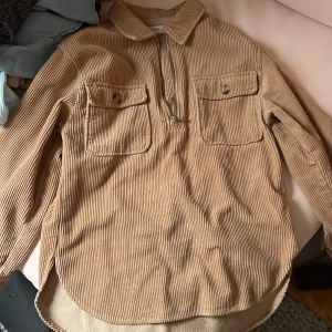 Overshirt - En beige overshirt i storlek 152💗skriv pm om du undrar något❤️man ser färgen bäst på sista bilden🤍