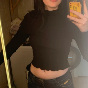 Långärmad tröja - Säljer denna ribbade långärmade toppen! Så cool! Frakt tillkommer:)