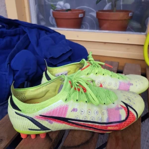 Fotbollsskor  - Säljer de på grund att de är små o köpt nya och de fungerar som de ska inte slitna alls och använt de i bara tre månader äkta såklart 