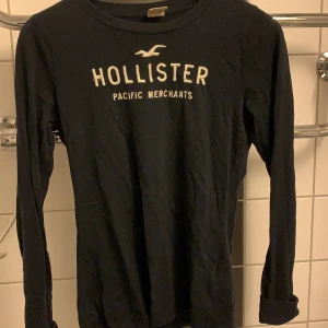 Hollister tröja  - Långärmad tröja från hollister i väldigt mjukt & skönt material.  Köparen betalar frakt.