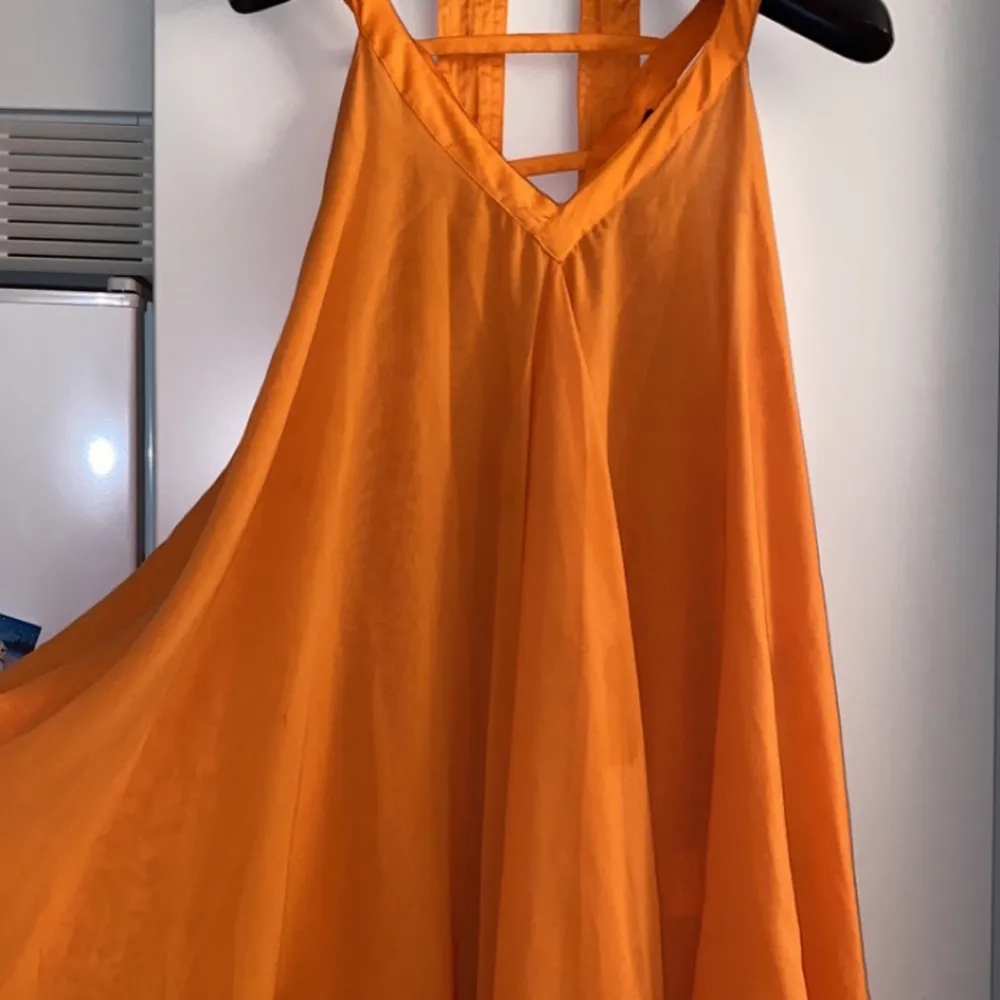 En superfin orange klänning som är använd på bal för några år sedan, sedan inte mer använd! Passar dig som är s-m 💕 du står för frakt🧡. Klänningar.