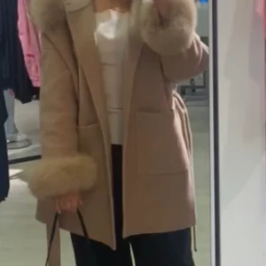 Kashmir/Ull kappa - Säljer min fina kashmir kappa i färgen Sand, med ÄKTA päls. Har haft den i 1,5 år och passar även för hösten och vintern då den är väldigt varm. Den är i väldigt fint skick utan skavanker då jag har tagit hand om den väl. Nypris 2200 säljer för 1400