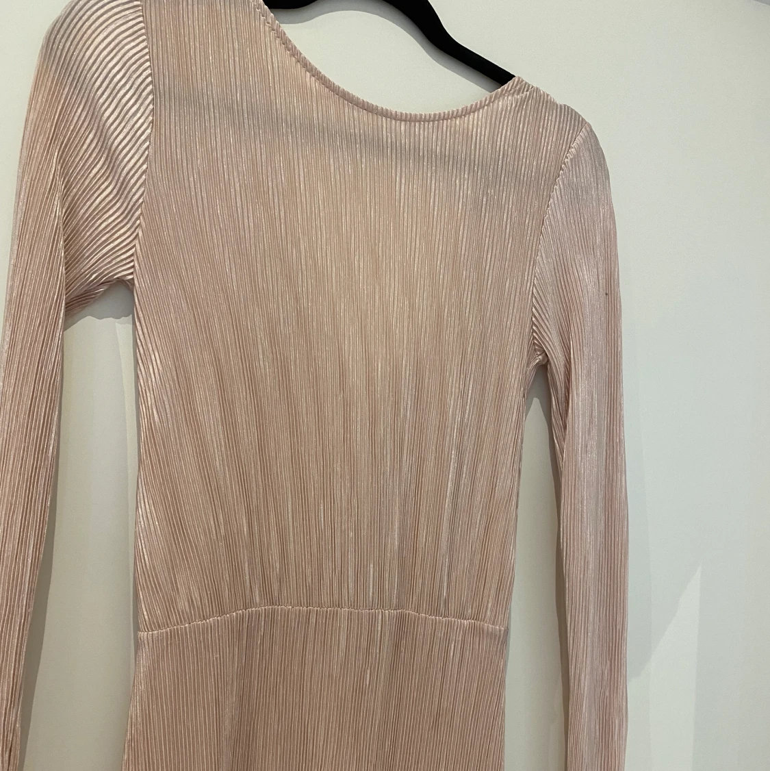 Ljusrosa ribbad klänning  - 90