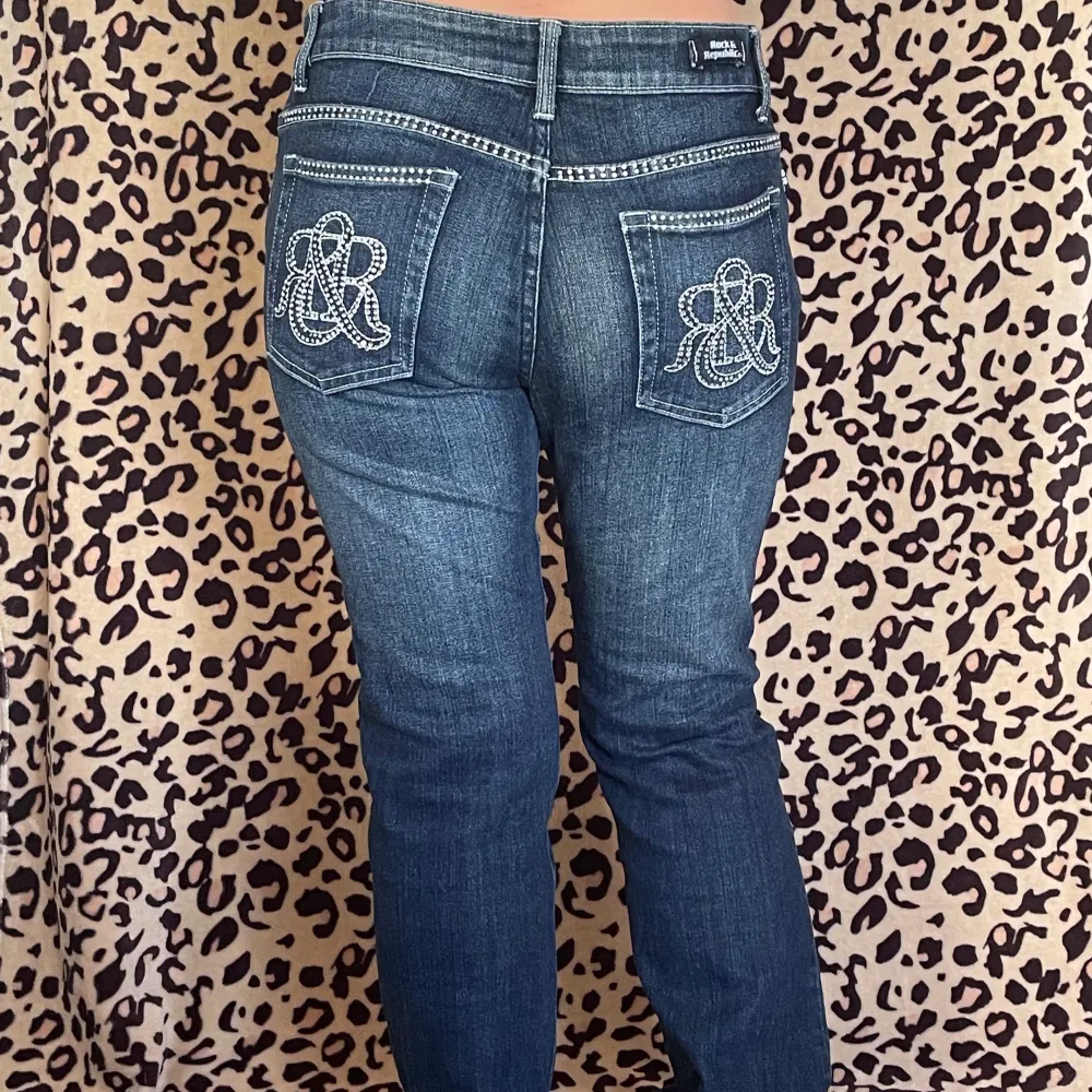 Jättesnygga Victoria Beckham rock & republic jeans i storlek 32, det är stretch i dem💋 midjemått: 80cm  Innerbenssömm: 83cm 💕💕skriv om du har någon fråga. Jeans & Byxor.