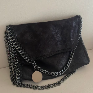 Väska - Har kortat ner kedjan annars som ny. 