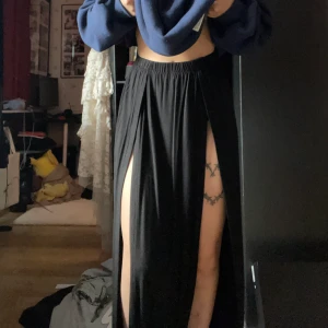 Kjol - Säljer en populär kjol som är sydd hos en sömmerska, den är i jätte skönt material men slitsarna går för långt upp för min smak