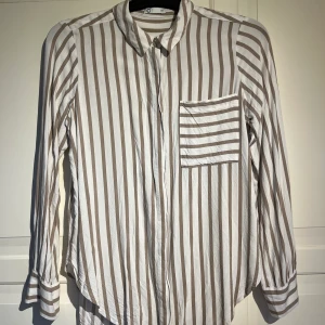 Randig skjorta  - Randig skjorta i storlek 34 från Cubus Använd endast en gång Pris: 75kr + frakt