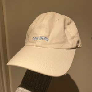 Djerf Avenue keps  - Använd typ 2 gånger. Mycket gott skick! Onesize. Går att justera storleken.