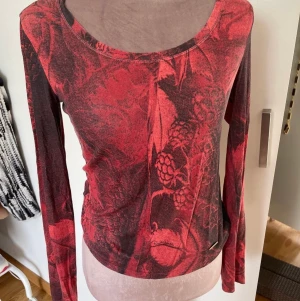 Roberto Cavalli - Supersnygg och cool långärmad topp från Roberto Cavalli i storlek S!♥️ Såklart äkta! Är använd men i fint skick och inga defekter❤️‍🔥❤️‍🔥Pris kan eventuellt diskuteras