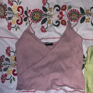 Toppar - Två fina toppar man kan använda utan bh. Väldigt fint till sommar och vår men även fest tillfällen. Använd fåtal gånger. Köp både för 200 eller en för 80