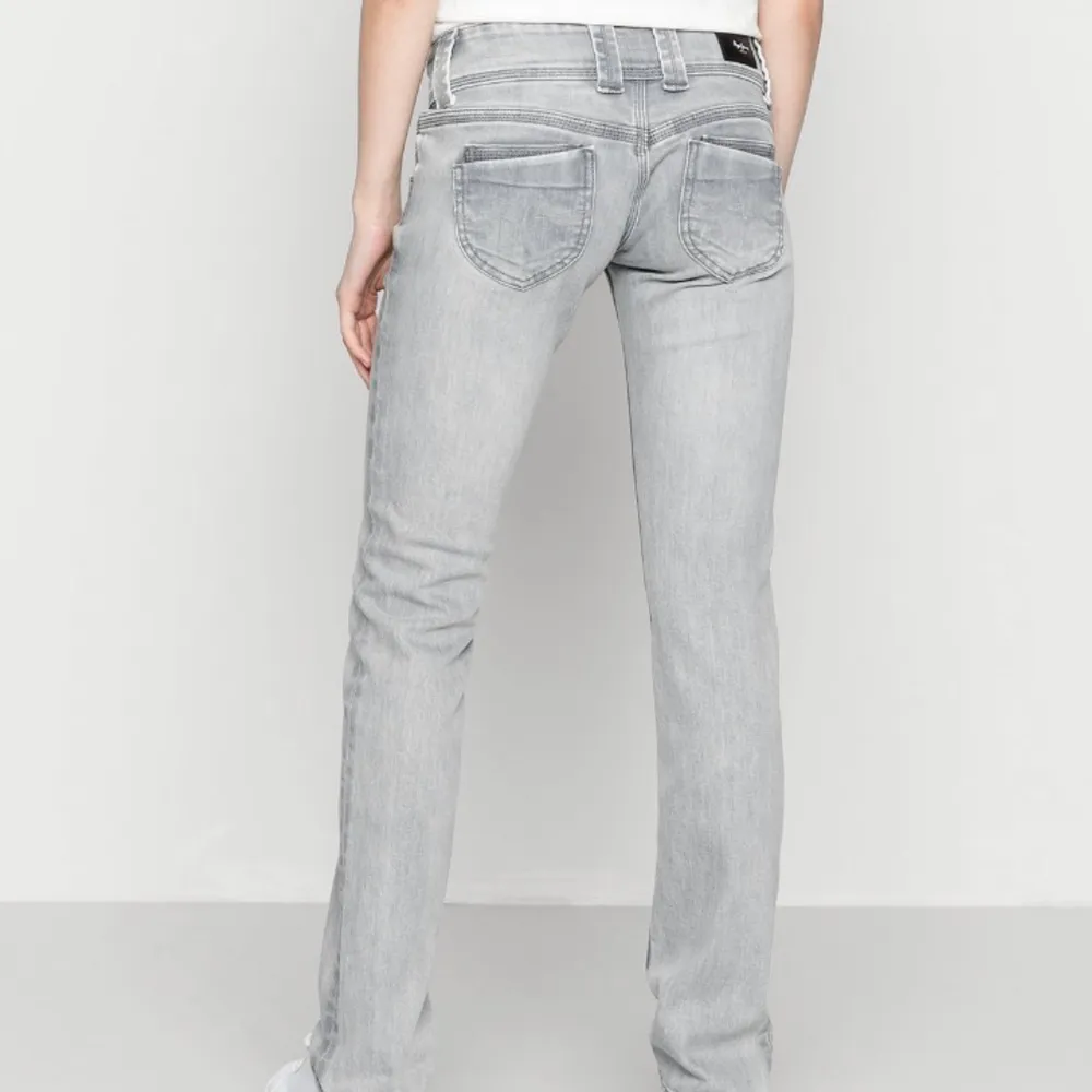 Säljer ett par lågmidjade jeans i storlek 27/32. De är väldigt populära och slutsålda. De är endast använda ett få tal gånger och säljer dem för att de är för små för mig. Köparen står för frakten💕. Jeans & Byxor.