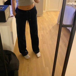 säljer mörkblå jucy - Eller byta till storlek xs