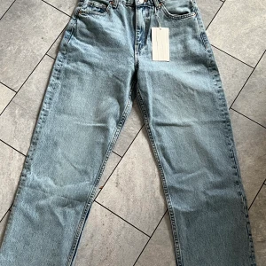 Jeans  - Helt oanvända jeans från bershka säljs pga att jag beställde fel storlek 