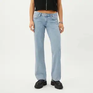 Arrow Low Straight Jeans från Weekday i färgen Summer blue. Knappt använda, så precis som nya. Köparen står för frakten!! 