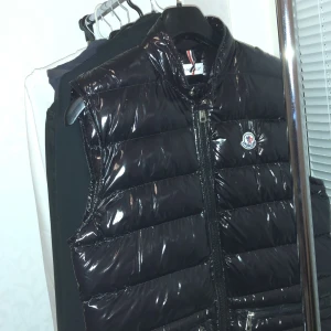Moncler väst storlek M - Tycker den är skit fin men måste sälja den för att kunna ha råd med en mobbe