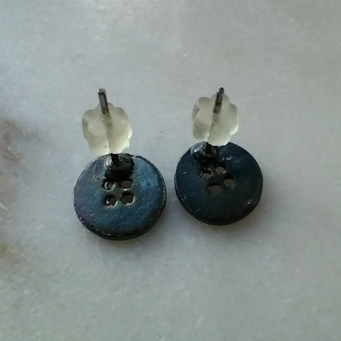 Örhängen - silverfärgade/mörka knappar i metall - Beams Boy - 91