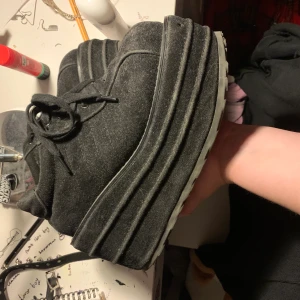 Demonias - SKITSNYGGA demonias!! Perfekt för din alternativa look!! Använda ett par gånger men i jättebra skick!💋 tryck inte på köp nu, kontakta mig först💋🥰