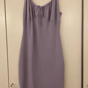 Säljer denna lila klänning som jag köpte på shein förra året. Användes en gång på en student annars har den bara legat i garderoben. 