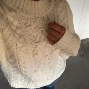 Vit stickad tröja - säljer mit vita stickade tröja för 150kr + frakt då den inte kommer till användning, perfekt nu till hösten & vintern. Storlek XS men ganska i stor i storleken.