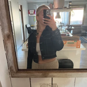 jeansjacka från NLY - jacka som inte kommer till användning. Mycket fint skick, som ny. Från NLY