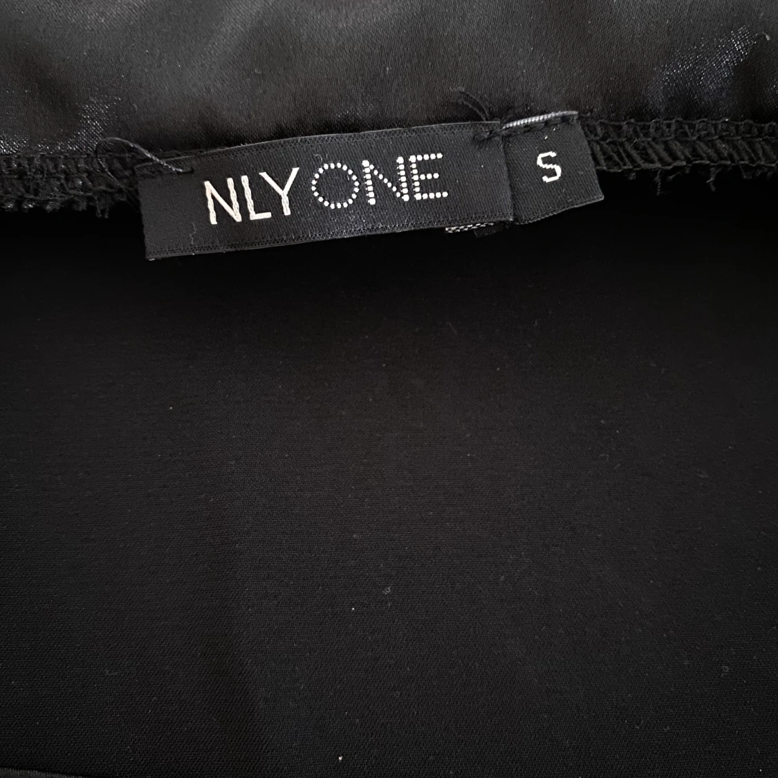 Svart klänning i glatt material från NLY ONE, strl S - 91