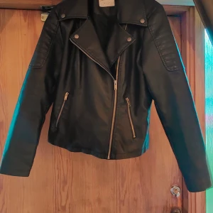 Noisy May Skinnjacka  - Min fantastiska skinnjacka samlar endast damm då den blivit för dtor, så bättre den klär på någon än en galge.  Storlek: L (men skulle säga en mellan storlek M/L) Skick: Använd fåtal gånger, så ej sliten och inga skador.