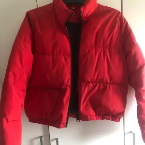 Säljer denna röda puffer jackan, den är i bra skick! Storlek S! Säljer för 199kr!