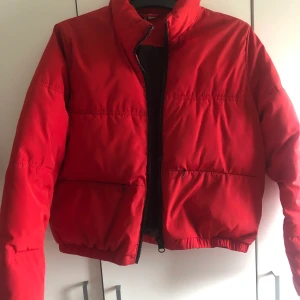 Röd puffer jacka - Säljer denna röda puffer jackan, den är i bra skick! Storlek S! Säljer för 199kr!