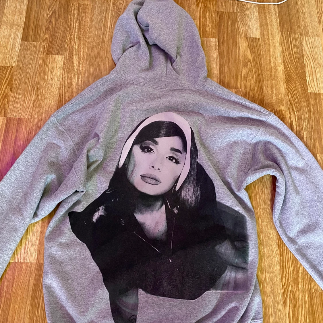 Ariana Grande Zip-Hoodie. - 90