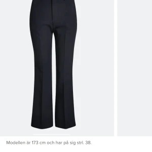 Bik bok Vilma kostymbyxor - Säljer mina fina populära svarta kostymbyxor från bik bok i strl 38. Original pris 399kr, mitt pris 250kr. Säljer dem då dom tyvärr inte kommer till användning längre. Skriv privat om du har några fler frågor.