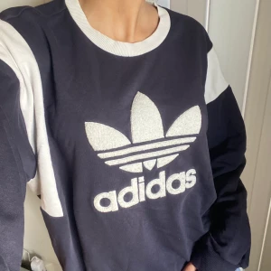 Sweatshirt - Adidas sweatshirt som inte används🤍 frakt 78kr