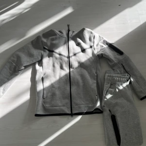 Nike tech fleece dam - Säljer mitt Nike tech set då jag knappt använt det. Tröjan är i S och byxorna är i xs. Skriv om ni bara vill ha en av delarna.  Pris kan diskuteras vid snabb affär. 