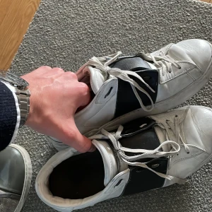 Valentino skor - Valentino Rockstud skor i ett använt skick, därav det låga priset! Säljer pågrund av brist av användning. Priset kan diskuteras vid snabb affär!