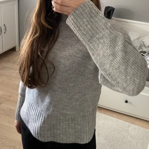 Stickad tröja från lindex - Säljer en grå stickad tröja med fint mönster! Lappen är bortklippt, men den är från lindex och passar xs. Frakten är 57kr, skriv PM vid frågor❤️