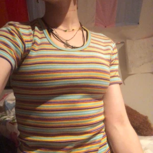 Färgglad tröja - T-shirt med mångfärgade ränder Tight Bekväm  Så gott som oanvänd  