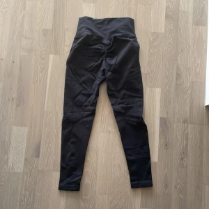 Iciw tights  - Har en scrunch vid rumpan  Använda 1 gång  