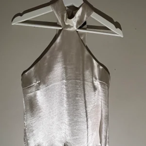 Fin topp - Fin topp från Gina tricot , skicka privat för bilder hur dem sitter på❣️