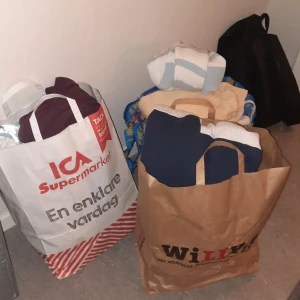 Massa olika kläder, finns bilder! - Massa kläder i storlek s-xl, jag är 170 cm och brukar ha s/xs. Allt passar mig men mycket är oversized. Kan sälja enskilda saker för ca 20-50 kr st, 500 kr för allt vid hämtning. Finns byxor också, skriv för fler bilder! 😀