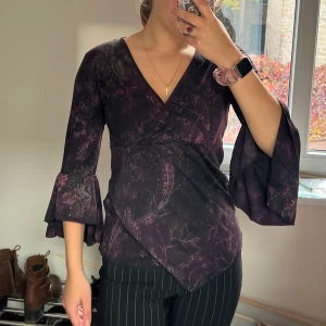 Långärmad topp - Säljer denna fina långärmade topp från KappAhal! Toppen är i jätte fin sick. Är större i storleken då angivna storlek är 36 men är stor i storleken och passar mig jätte fint som är 38!❤️