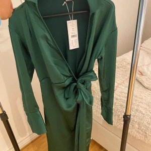 Klänning - Säljer denna super fina klänningen från ginatricot som tyvärr inte kommit till användning med prislapp kvar, köpt för 699 säljer för 400 